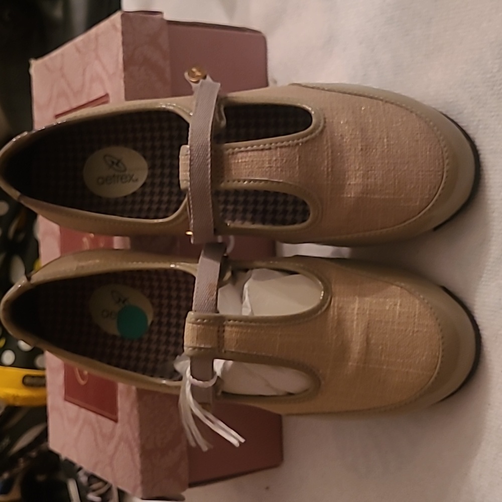 New Aetrex Taupe T strap shoes